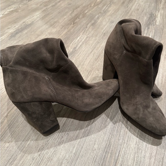 Elegant Brown Women's Boots - Picture 3 of 4